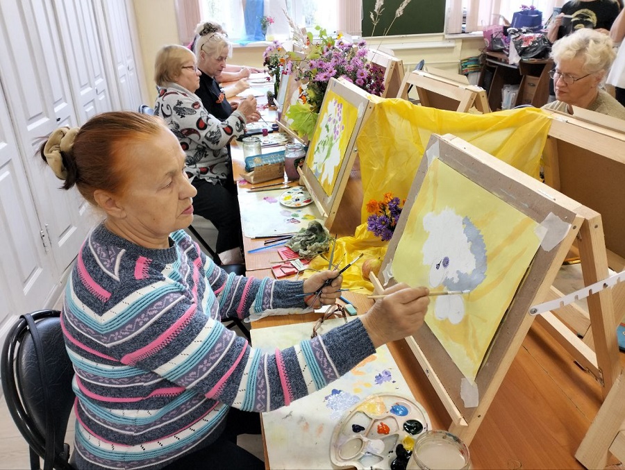 ЦСО Бибирево Московское долголетие. Мастер класс по рисованию для пенсионеров. Пенсионер живопись. Пенсионеры рисуют.